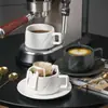 Juego de Tazas de Café de Cerámica con un Diseño de Lujo Ligero, Alto Valor Estético y Diseño Único para Uso Doméstico, Incluyendo una Taza con Asa Colgante y Platillo
