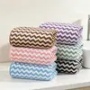 Toalla de baño a rayas de forro polar coral personalizada al por mayor, suave, absorbente, no suelta pelusa, toalla de baño para el hogar