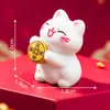 Miniatura fofa de gato da sorte segurando uma barra de ouro, acessório de decoração DIY, enfeite para mini carro