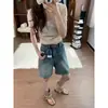 Shorts de mezclilla vintage azules versátiles de corte ajustado para mujer, estilo popular para mujeres petite, pantalones casuales de moda de cintura alta de pierna ancha de longitud media