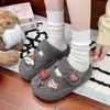 Pantuflas de algodón con suela gruesa de oso de dibujos animados para mujer, nuevos zapatos cálidos de pelo para el hogar de invierno 2026, zapatos de pelo estilo coreano