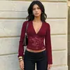 Roupas femininas de outono estilo europeu e americano transfronteiriças: tops e camisetas de cor sólida, decote V, manga longa, com detalhes em renda, sexy, modernos e que valorizam a silhueta, atacado