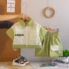 Ropa Nueva para Niños 2026 Verano Delgada Bebé Camisa de Retazos a Rayas Camisa de Manga Corta Bloques de Color Ropa de Trabajo Conjunto de Dos Piezas