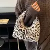 Bolso pequeño de felpa de moda transfronterizo estilo Ins para mujer, nuevo bolso de mano con estampado de leopardo de nicho estilo coreano, bolso de hombro y cruzado vintage