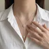 Colar Minimalista com Flor de Pérola Costurada em Corrente Fina de Prata e Pingente de Pérola em Gota, Joia de Pescoço Simples Longa Ajustável em Camadas