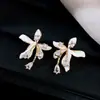 Brincos de Prata Banhados a Ouro 18K com Agulha de Prata, Zircônia e Flor com Óleo Gotejado, Brincos de Luxo Leve de Alta Qualidade, Brincos Simples Estilo Coreano para Mulheres