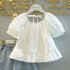 Conjunto de Verano Estilo Francés para Niñas 2026 Nuevo Conjunto de Dos Piezas Camisa de Muñeca de Manga Corta Versátil con Pantalones Cortos de Mezclilla