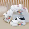 Nuevos Zapatos Infantiles para Otoño 2026 para Niñas y Niños, Zapatos de Piel Blanca, Tenis Bajos de Dibujos Animados de Moda
