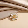 Broche de Flor de Esmalte Gris de Alta Gama, Accesorio Floral de Moda con Perla y Circonita para Ropa, Accesorio de Corsage de Lujo Ligero y Elegante