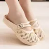Nuevas pantuflas cerradas antideslizantes de suela plana para madres de mediana edad, pantuflas perforadas de suela plana de cuero sintético para que las mujeres las usen afuera