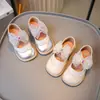 Zapatos pequeños de piel para niña, nueva colección primavera/otoño 2025, elegante diseño de lazo, versátiles zapatos de princesa, zapatos de piel con suela suave para niños de talla mediana y grande