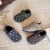 Zapatos Birkenstock de Lunares Estilo Coreano para Niñas Otoño/Invierno 2026 Nuevas Llegadas Zapatos Individuales Casuales Versátiles para Niñas Pequeñas Zapatos Pequeños de Piel con Forro de Felpa