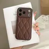 Funda Creativa Nueva para Teléfono de Chaqueta de Plumas Compatible con Apple 18PROMAX Moderna 17PRO/17 Rojo Cereza 13/14