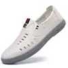 Sandálias Masculinas Novas 2025, Sapatos Perfurados de Couro Genuíno para Negócios, Sola Macia, Tênis Brancos Estilo Pai