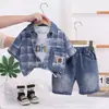 Moda de Verano Nuevo Traje de Manga Corta para Niños Pequeños y Medianos, Conjunto de Tres Piezas de Jeans a Cuadros Trendy para Bebé 2026