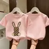 Camiseta de manga corta para niña 2026 nuevo estilo ropa de verano para niños top de dibujos animados elegante para niños mayores y pequeños camiseta base de algodón puro
