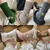 Calcetines de color liso hasta la mitad de la pantorrilla INS, simples y versátiles, súper suaves, estilo universitario retro, verde matcha de alta gama