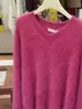Estilo suave y relajado, suéter de punto con cuello en V suave y cómodo para mujer, colección de invierno 2026, talla grande, efecto adelgazante, top de manga larga color rojo rosa