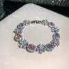 Pulseira geométrica floral oca em formato de diamante de zircônia, um acessório luxuoso e de alta qualidade, uma joia única e estilosa que complementa qualquer look, projetada para mulheres.