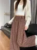 Foto real de pantalones casuales de cuadros retro para mujer de principios de otoño de 2026, estilo old money, versátiles, adelgazantes, holgados, casuales, pantalones de pierna ancha curvados