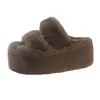 Pantuflas de otoño de moda con suela gruesa 20269, pantuflas de pelo con doble tira, nuevas pantuflas versátiles de tacón alto estilo coreano para exteriores para mujer