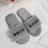 Chinelos femininos de algodão vermelho, tamanho grande, planos, com acessórios de strass, tamanho 43, chinelos peludos casuais para uso doméstico