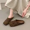 Sandalias de verano cuadradas 2026 pantuflas planas estampado de leopardo novedad medias pantuflas cerradas para mujer suela blanda retro persona perezosa nicho