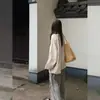 Traje de outono super estiloso para 2026, um conjunto completo de roupas casuais com uma vibe descontraída, composto por uma camisa e calças de perna larga listradas