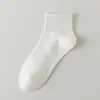 Meias Masculinas Zhuji Primavera e Verão Finas Curtas Malha Respirável Absorvente de Suor Esportivas Jovens Sem Costura Cano Curto Masculinas