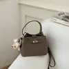 Bolsa de cesta feminina 2026 novo modelo bolsa de ombro versátil, bolsa de mão fashion, bolsa de balde com design único, bolsa transversal