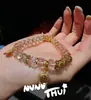 Pulseira estilo antigo dourada com cristal branco e jade espuma d'água simbolizando riqueza e prosperidade, nova pulseira estilo chinês cravejada de estrelas e múltiplas pedras preciosas