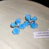 Aretes de Aguja Plateada con Diseño de Flor de Goteo de Aceite Incrustada de Diamantes, Estilo Festivo, Dulces y Atmosféricos, Aretes Elegantes con un Toque de Nicho de Alta Gama para Mujeres