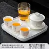 Um conjunto de gaiwan e xícaras de chá de porcelana branca no estilo jade gordura de carneiro, projetado para iniciantes e enfatizando a infusão de chá com estilo Zen para uso individual.