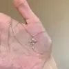 Popular y deslumbrante collar de ballet con forma de cruz de Xiaohongshu con diseño de ojo de diamante, que exuda un encanto suave y elegante, perfecto para el uso diario y un estilo versátil como cadena para la clavícula