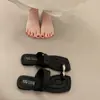 Chanclas Planas de Suela Suave con Tira de Dedo para Mujer, Calzado de Verano para Exteriores, Sandalias Estilo Nuevo 2026, Combinación para Vacaciones con Faldas, Sandalias de Playa