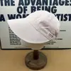 Gorra de Béisbol Versátil con Parche de Letra Estilo Coreano para Mujer, Modelo Nuevo con Visera Ancha que Hace que la Cara Parezca Más Pequeña, Moderna y Versátil para Salidas