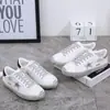 Zapatos de Cuero Genuino Envejecidos para Mujer 2026 Nuevos Versátiles para Todas las Estaciones Estilo Coreano Vintage Zapatos Blancos con Patrón de Estrella Zapatos Envejecidos para Hombres y Mujeres Parejas