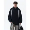 Moletom patchwork moderno com caimento relaxado, apresentando um design estilo americano, corte oversized e uma estética streetwear descolada.