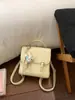 Mochila de Alta Qualidade Estilo Academia com Fivelas Duplas 2026 Nova Moda Versátil Bolsa de Mão para o Dia a Dia Bolsa de Ombro com Relevo