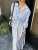 Conjunto Minimalista Casual para el Trayecto Camisa de Rayas Finas con Solapa de Un Botón y Manga Larga con Falda Larga con Cinturón
