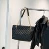 Bolsa de Mão Grande Capacidade com Bordado de Losango Simples Cor Sólida 2023 Nova Bolsa Tote de Ombro Costurada com Nervuras Brilhante para Carregar na Mão Moda