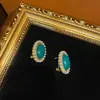 Estilo Occidental Chapado en Cobre Antiguo con Oro de 18K, Color Dorado Vintage Combinado con Ágata Verde Piedra Natural y Perla de Vidrio Diseño