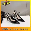 Estilo cadena de metal bolso de mano para mujer cabeza sandalias de dama 2026 nuevo francés de una correa sexy banquetazo tacones altos