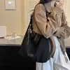 Bolsa de camurça transfronteiriça para mulheres, nova coleção de outono 2026, bolsa tote vintage para o dia a dia, bolsa de ombro única requintada tipo bolinho