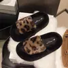 Novas Pantufas Peludas com Sola Grossa e Uma Tira para Mulheres Outono/Inverno 2026, Modernas para Uso Externo e Doméstico, Sapatos Femininos de Pelúcia que Aumentam a Altura