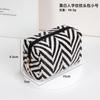 Bolsa de Cosméticos Tejida Estilo Retro con Textura Geométrica en Contraste Blanco y Negro, Bolsa de Almacenamiento Mini Portátil de Nicho de Alta Gama