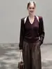 Nova coleção de outono: Conjunto de duas peças de tricô para mulheres, com top halter elegante e descontraído estilo francês e cardigã de tricô.