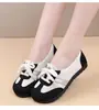 Sapatos Confortáveis Leves de Verão para Mães Sapatos de Pano Antigos de Pequim Estilo Antigo Feminino Slip-on Antiderrapante Sapatos de Treino Alemães Sapatos Esportivos Versáteis