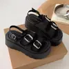 Combinadas con una falda, estas sandalias de suela gruesa irradian una elegancia deslumbrante.. Ropa de verano para mujer para exteriores con un toque de alta gama, nuevas sandalias romanas de cuña versátiles 2026