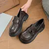 2026 Mocassins, sapatos sem cadarço, sola macia, versátil e confortável, estilo novo, corte profundo, sola grossa, couro macio, estilo britânico, para primavera e outono
